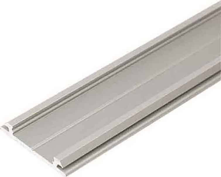 Een langwerpig aluminiumprofiel met een gleuf in het midden, vaak gebruikt in bouwprojecten of voor het bevestigen van componenten.