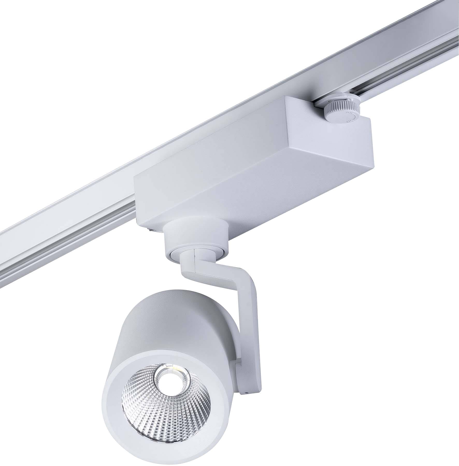 Een witte plafondspot is verankerd in een metalen rail en schijnt naar beneden. Hij wordt gebruikt voor gerichte verlichting van binnenruimtes.