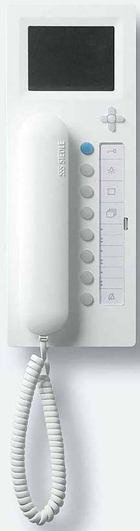 Witte intercom met hoorn, knoppen en klein display voor communicatie binnen een gebouw.