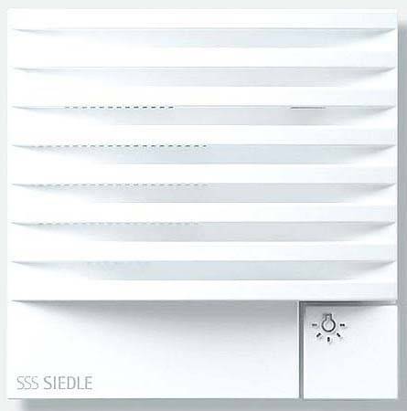 Witte luidspreker met horizontale ventilatiesleuven en een klein symbool rechtsonder op een rechthoekige behuizing.