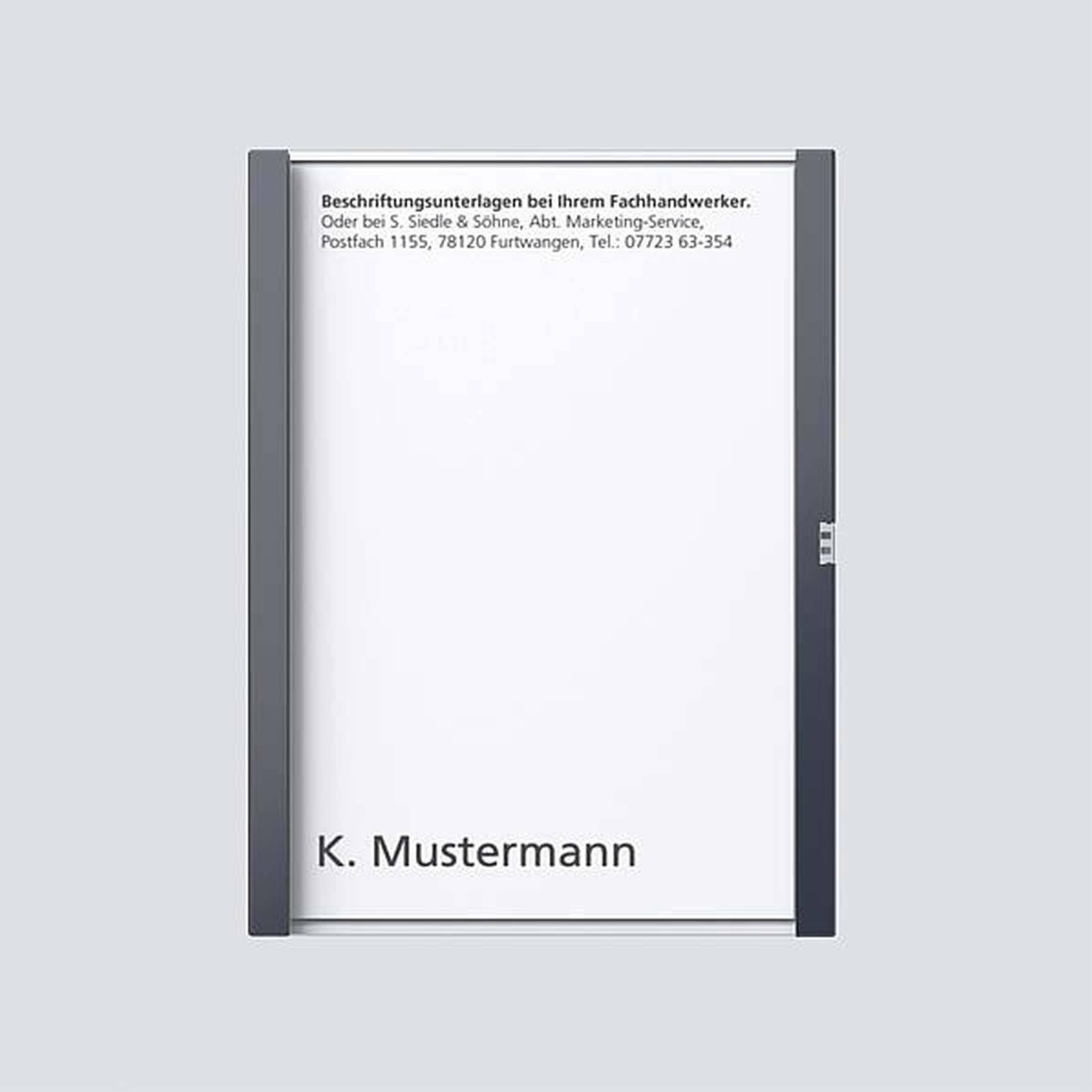 Wit deurbordje met de tekst 'K. Mustermann'. Bovenaan staat een verwijzing naar een gespecialiseerde winkel voor bewegwijzeringsmaterialen.