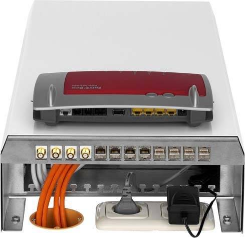 Een internet-router met meerdere Ethernet- en stroomaansluitingen. Oranje kabels leiden naar de aansluitingen aan de achterkant.
