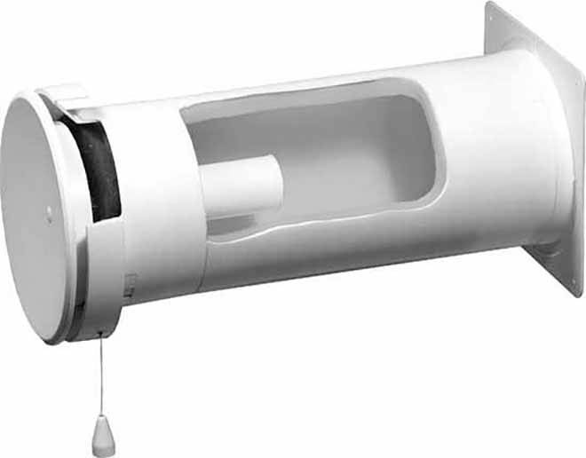 Een witte, buisvormige ventilator met trekkoord voor bediening. Gemonteerd aan een muur, geschikt voor ventilatiesystemen.