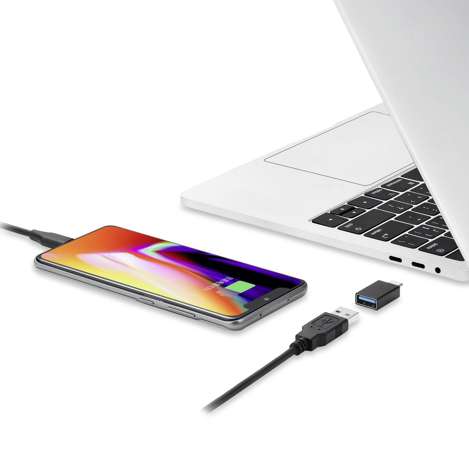 Smartphone en laptop via USB-kabel verbonden voor opladen, met een adapter voor extra USB-poorten ernaast.