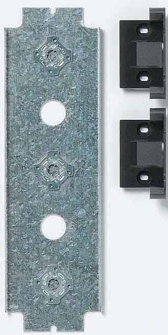 Metaalplaat met drie ronde gaten en twee zwarte kunststofbevestigingen rechts daarvan, vermoedelijk onderdeel van een montagessysteem.