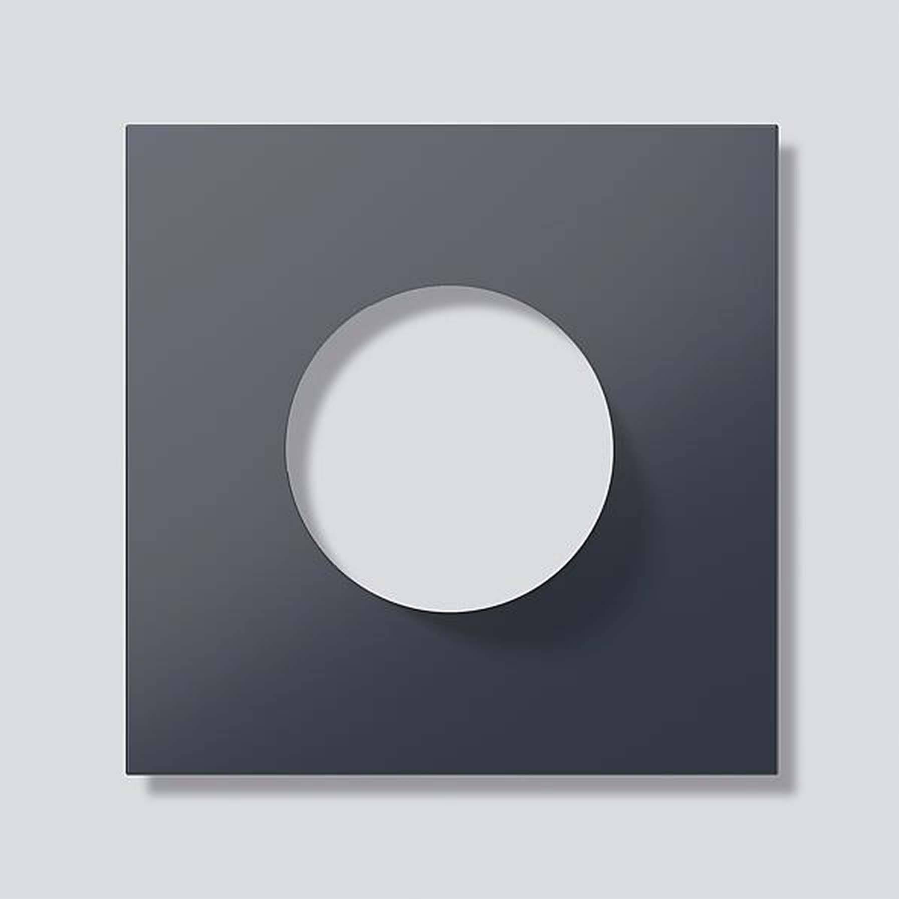 Vierkante plaat met een rond gat in het midden, toont een minimalistisch ontwerp.