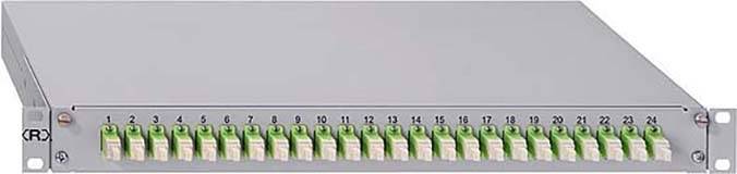 Een grijs glasvezel-patchpanel met 24 groene aansluitingen, elk voorzien van een numeriek label van 1 tot 24.