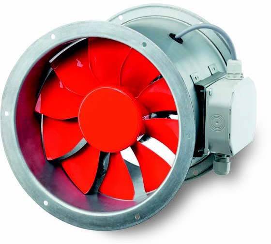 Een rode ventilator in een metalen behuizing, geschikt voor ventilatiesystemen in industriële of commerciële omgevingen.