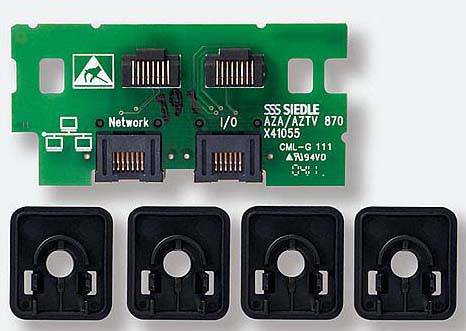 Groene elektronische printplaat met vier aansluitingen, bovenaan gemarkeerd met 'Network' en 'I/O', eronder vier zwarte kunststof bedekkingen.