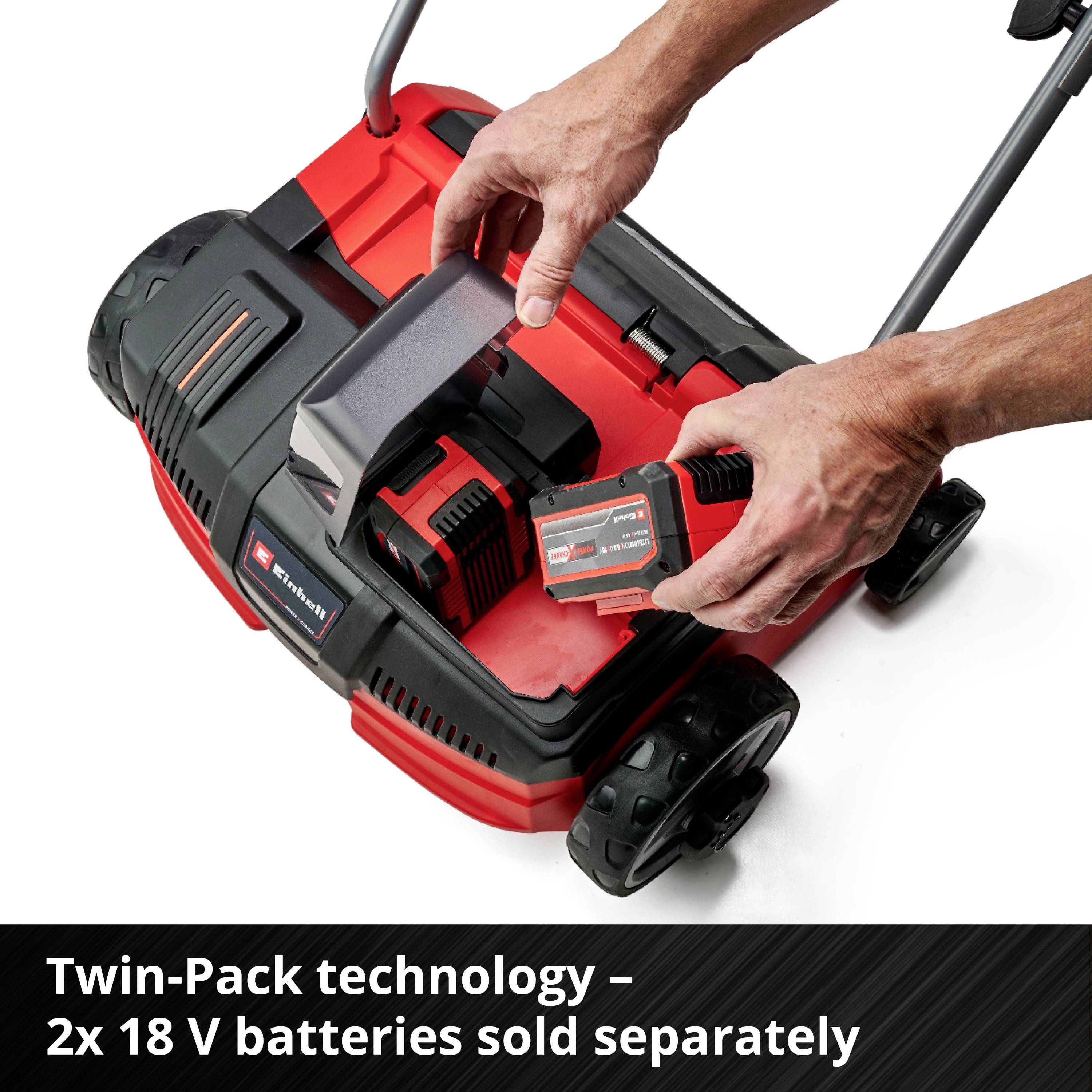 'Een persoon plaatst een accu in een gereedschap; tekst onderaan luidt: Twin-Pack technologie – 2x 18 V accu's afzonderlijk verkrijgbaar.'