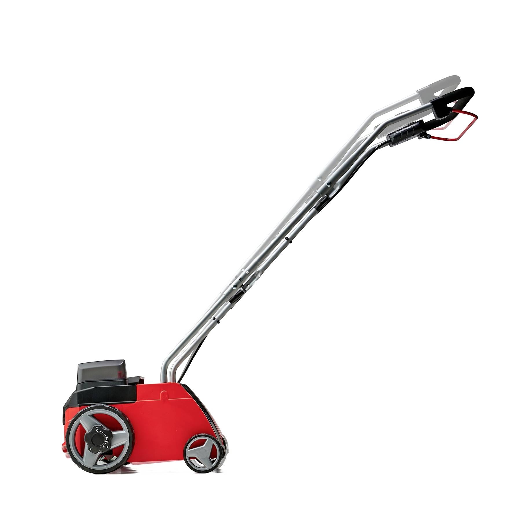 Een rode elektrische verticuteermachine met een lange, gebogen handgreep, grote wielen en een motorcompartiment, op een witte achtergrond.