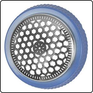 Een zilverkleurig metalen filter met een zeshoekig honingraatpatroon, omlijst met een blauwe rand, op een witte achtergrond.