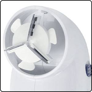 Handmatige scheerapparaat-kop met messen en bescherming, close-up gefotografeerd. Geschikt voor het verwijderen van pluisjes van stoffen.