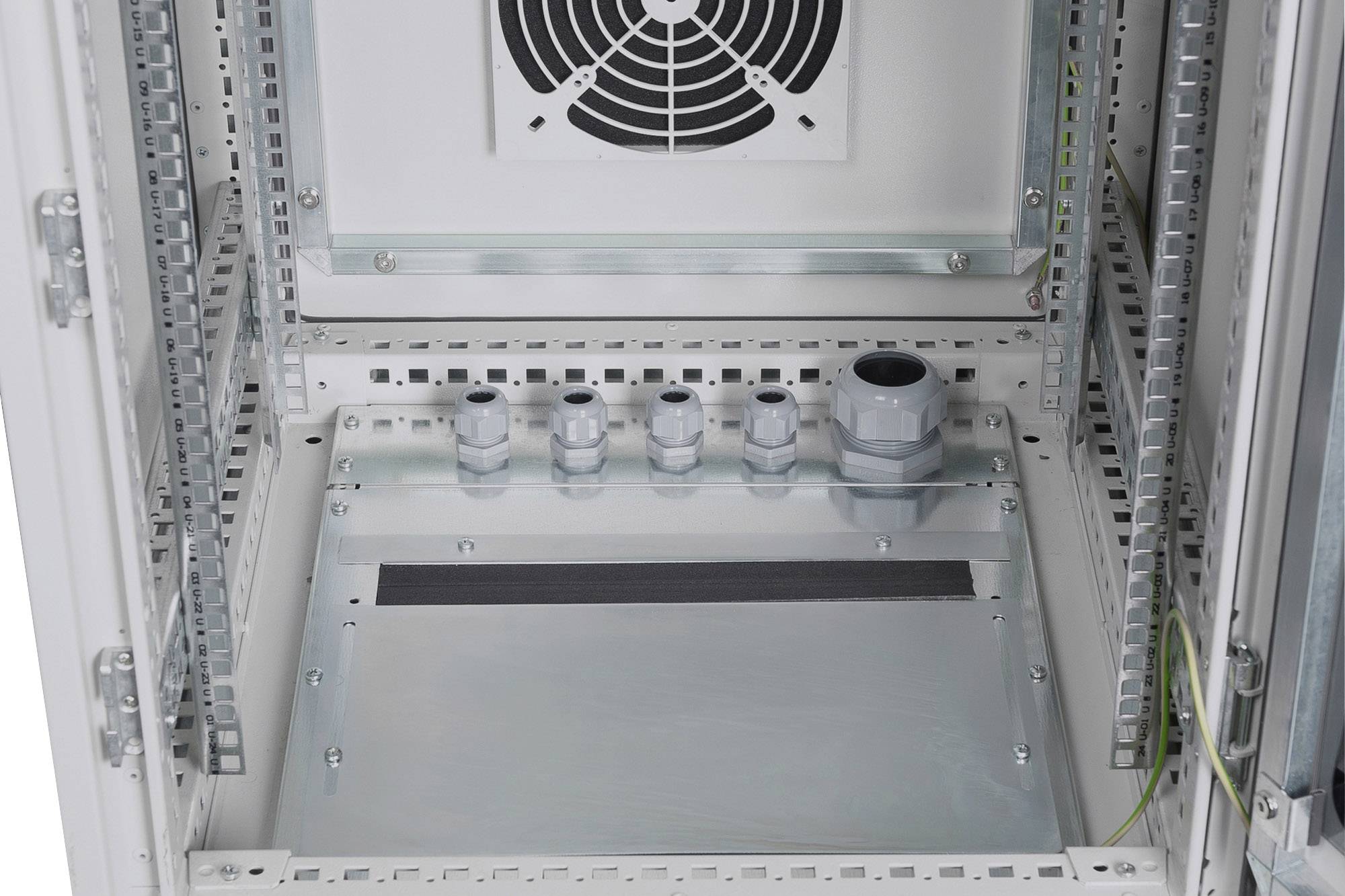 Geopende schakelkast met ventilator en meerdere kabelinvoeren, toont binnenaanzicht en aansluitingsmogelijkheden.