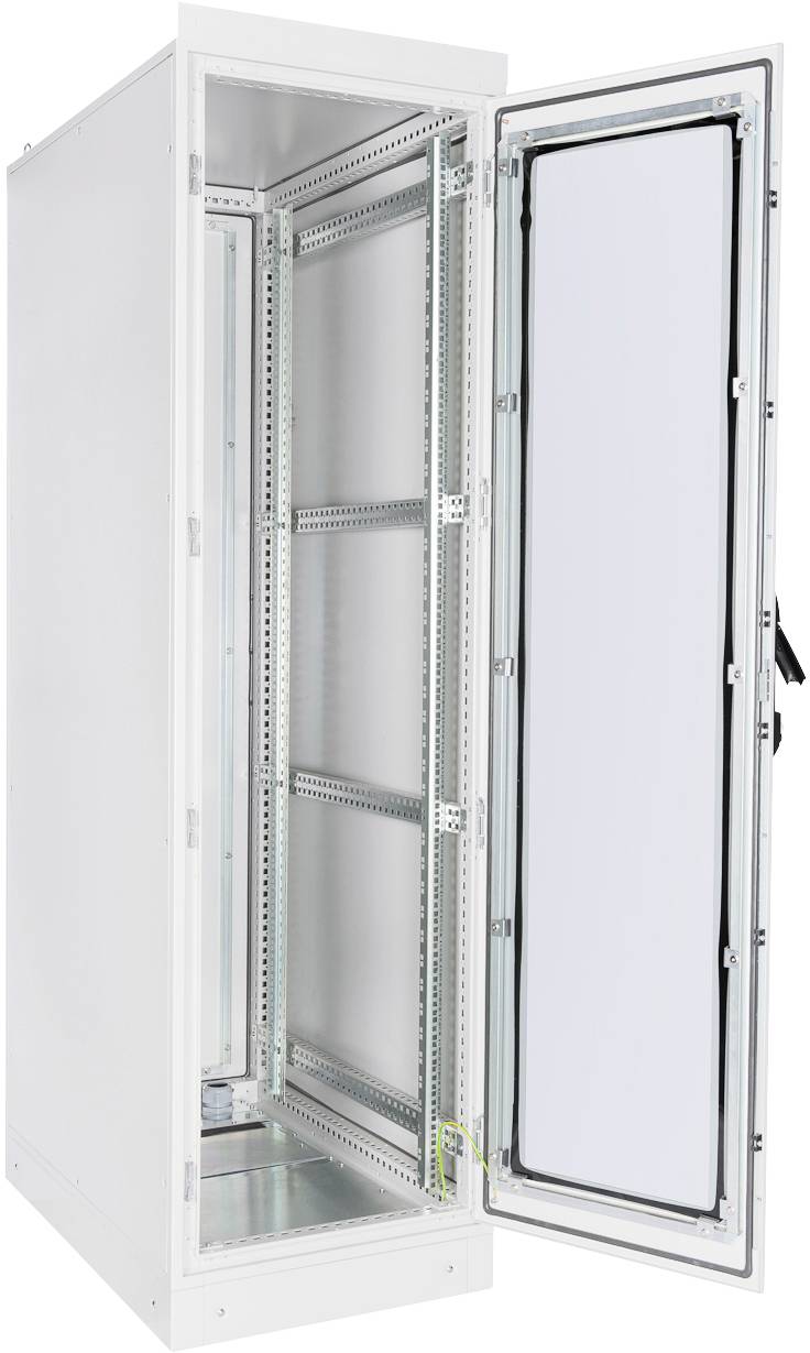 Een open, lege serverrack met zichtbare metalen schappen en een glazen deur die opzij is gezwenkt.