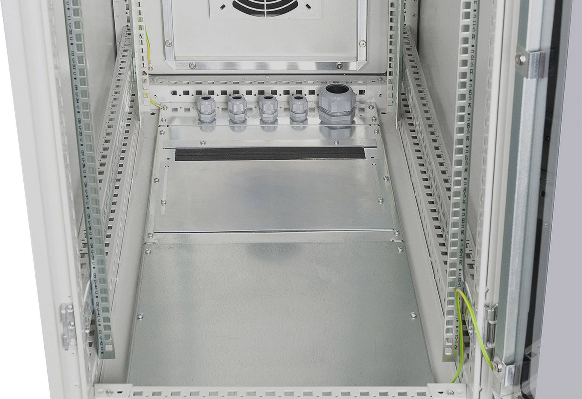 Metalen schakelkast zonder apparatuur, toont lege montagerails en kabelinvoeren, klaar voor elektrische installaties.
