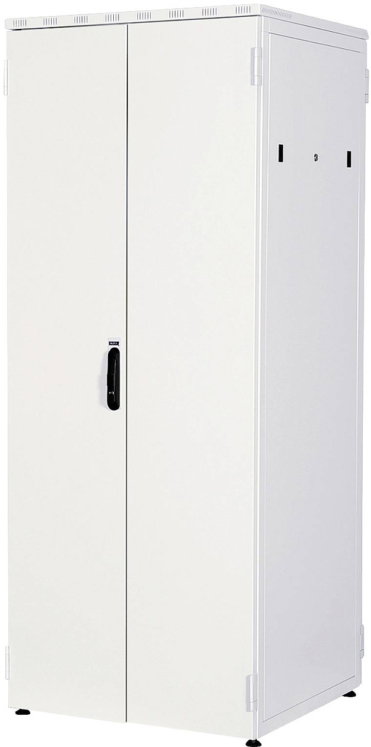 Witte metalen kast met twee deuren en zwarte handgreep, staat op kleine pootjes, Een eenvoudig design voor kantoor of magazijn.