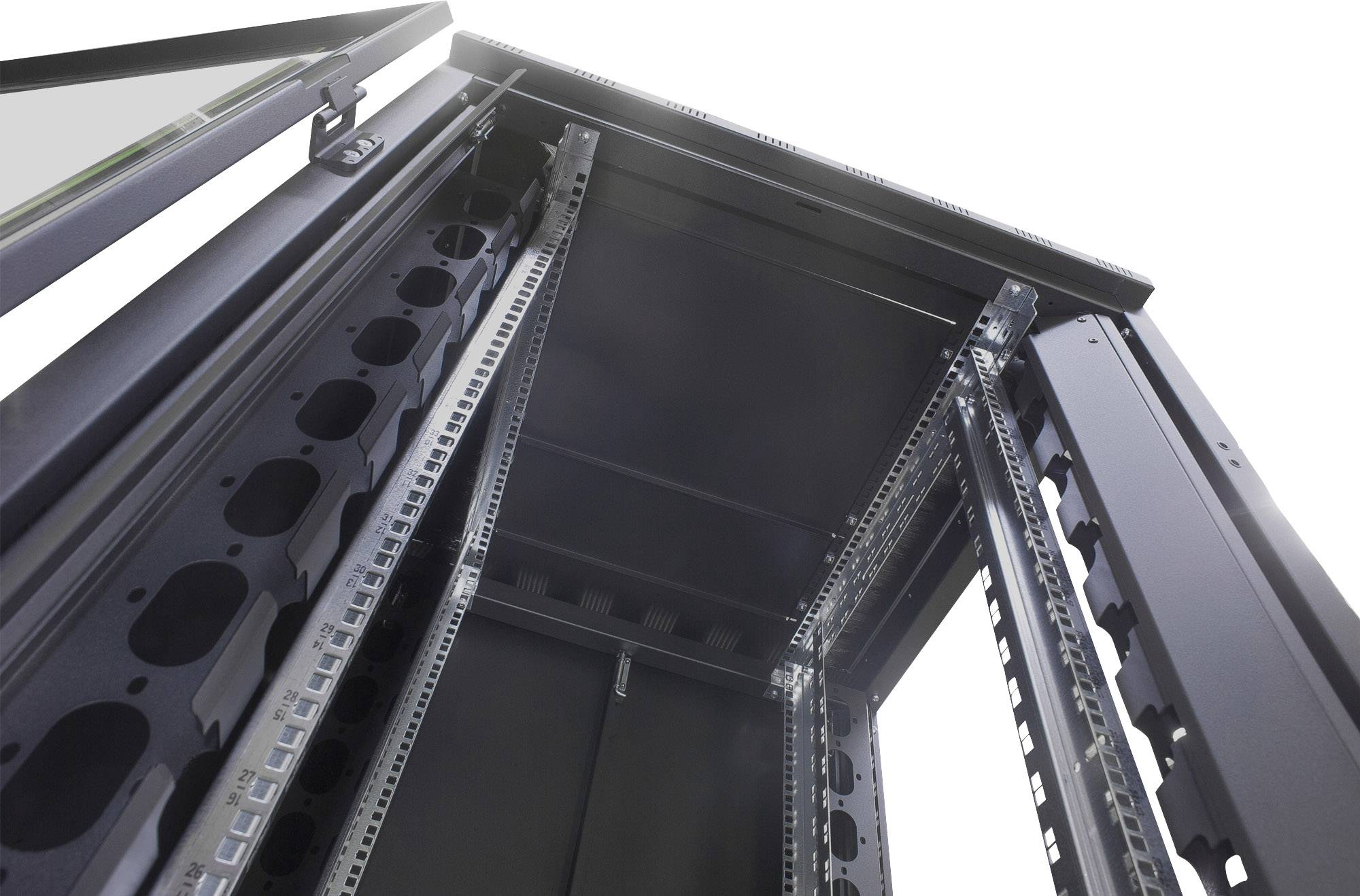 Serverruimte met een open zwarte serverrack, waarbij lege rack-rails zichtbaar zijn.
