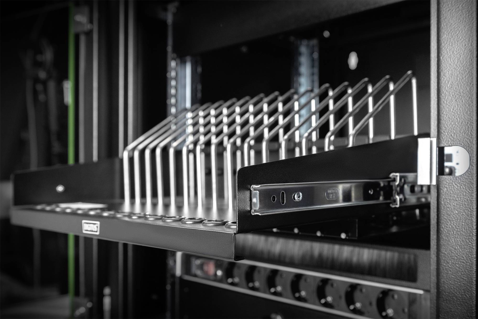 Een open serverrek met meerdere apparaatsleuven in een datacenter. Een sleuf is gedeeltelijk uitgetrokken en zichtbaar.