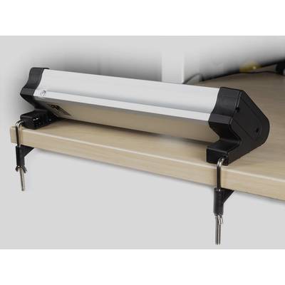 Een LED-lamp die met klemmen aan een tafelblad is bevestigd, biedt werkverlichting van bovenaf.