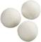 Drie witte, pluizige droogballen van wol, die gebruikt worden bij het drogen van kleding om textiel te verzachten en kreukels te verminderen.