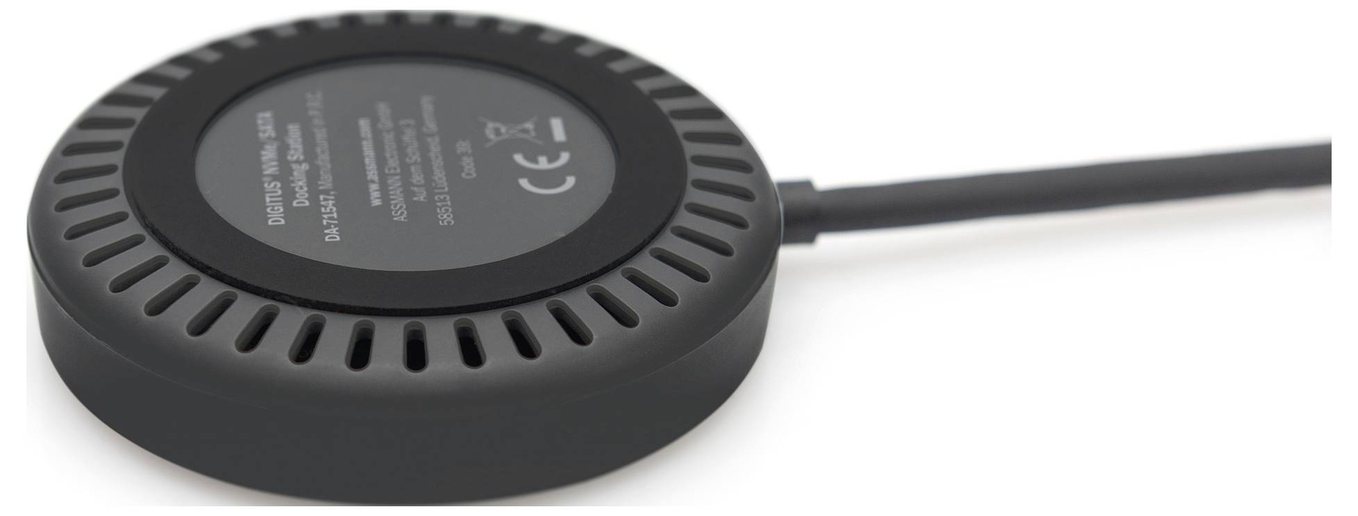 Een zwart, rond oplaadapparaat met een kabel waarop fabrikantinformatie en CE-markering zichtbaar zijn.