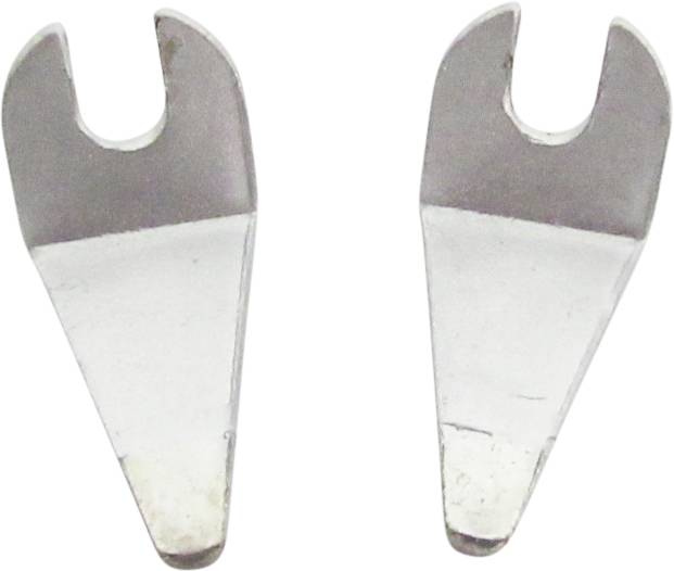 Twee zilveren haken in pijlvorm, staan parallel naast elkaar, met een gebogen opening bovenaan.