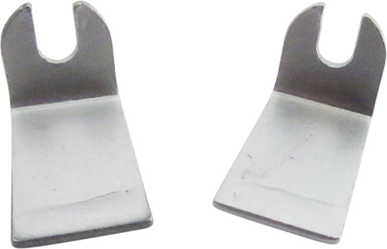 Twee zilveren metalen klemmen met een U-vormige opening, licht schuin geplaatst naast elkaar.