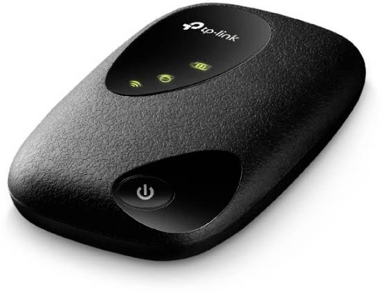 Een draagbare mobiele WiFi-router, zwart met TP-Link-logo, indicatielampjes voor WiFi, batterij en 4G-signaal.