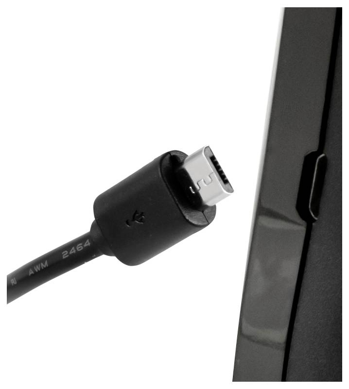 Close-up van een USB-kabel met een micro-USB-aansluiting naast een apparaatpoort, waarop te zien is hoe deze erin wordt gesteund.