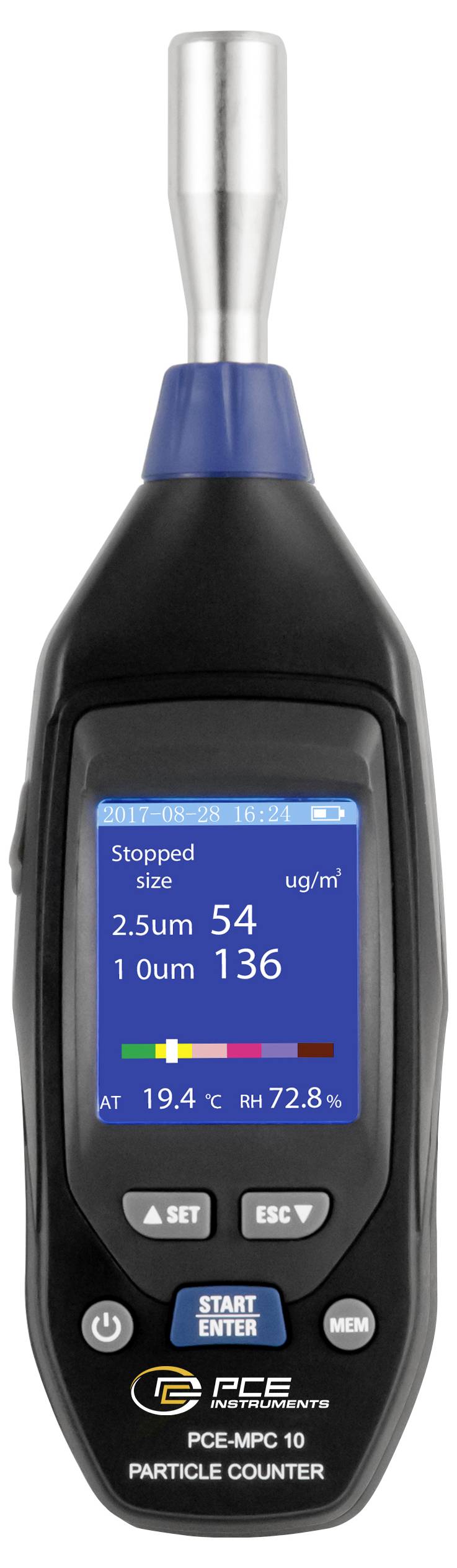 Handheld deeltjesteller met scherm met gestopte aflezingen: 2.5um 54, 1.0um 136, temperatuur 19.4°C, luchtvochtigheid 72.8% en aan/startknop.