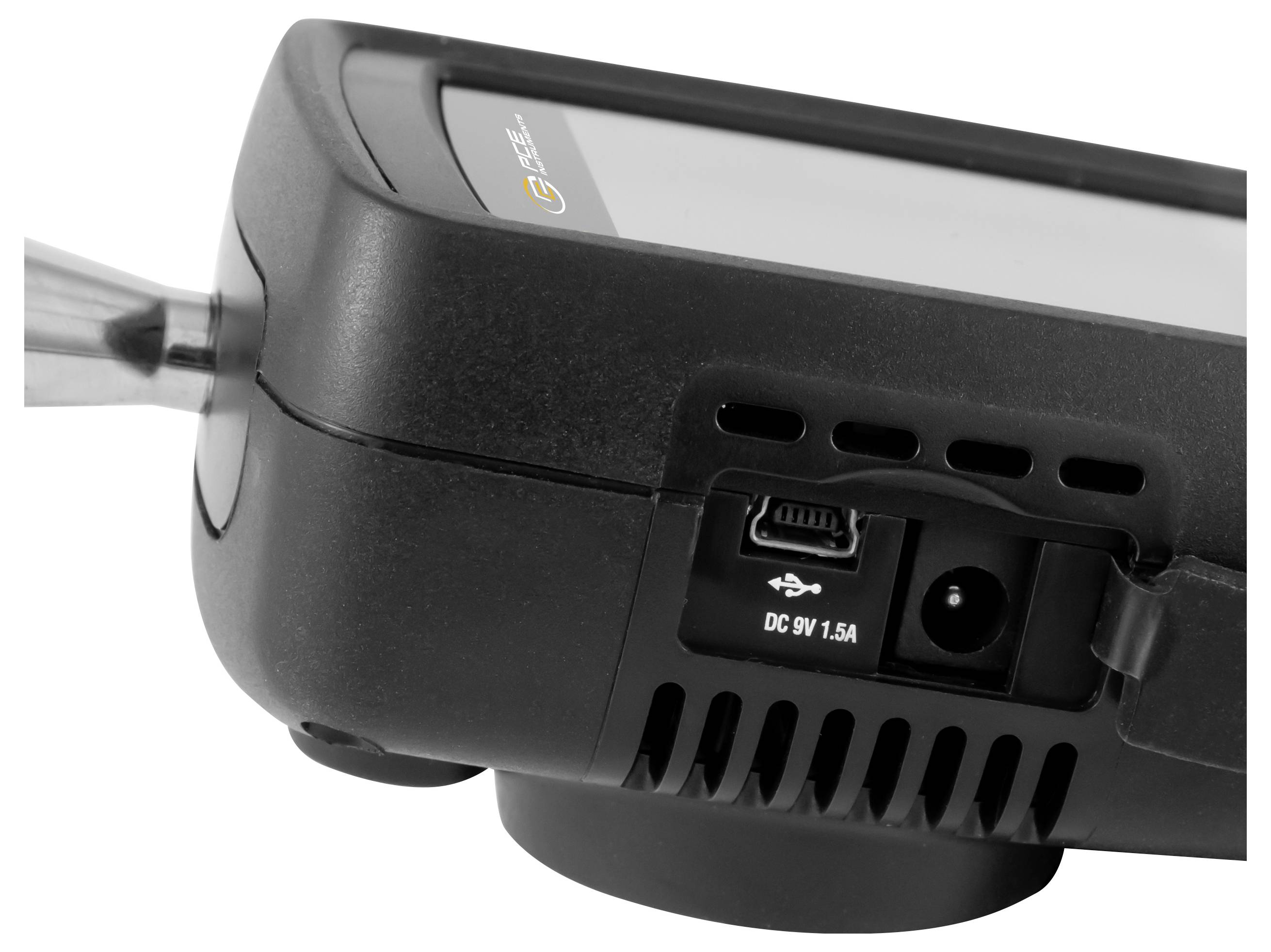 Close-up van het achterpaneel van een draagbare projector met USB-poort en DC 9V-stroomvoeding, met aangesloten kabel.