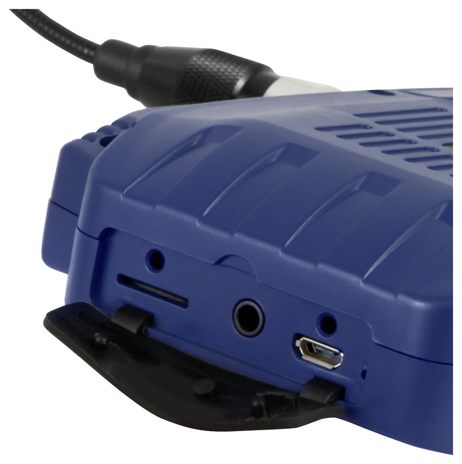 Dicht beeld van een blauw handheld apparaat met een aangesloten kabel en zichtbare poorten, inclusief een ronde audiojack en een micro-USB poort.