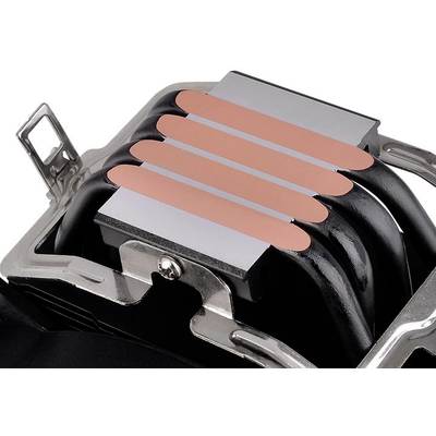 Koeler met cilindrische heatpipes die koperlamellen raken, voor efficiënte warmteafvoer, gemonteerd op metalen drager.