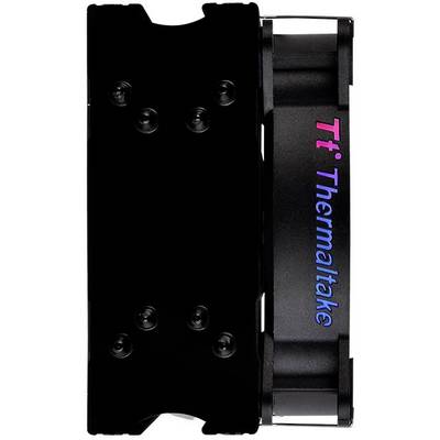 De afbeelding toont een zwarte pc-ventilator van Thermaltake. Hij heeft een eenvoudig ontwerp met een meerkleurig bedrijfslogo aan de zijkant.
