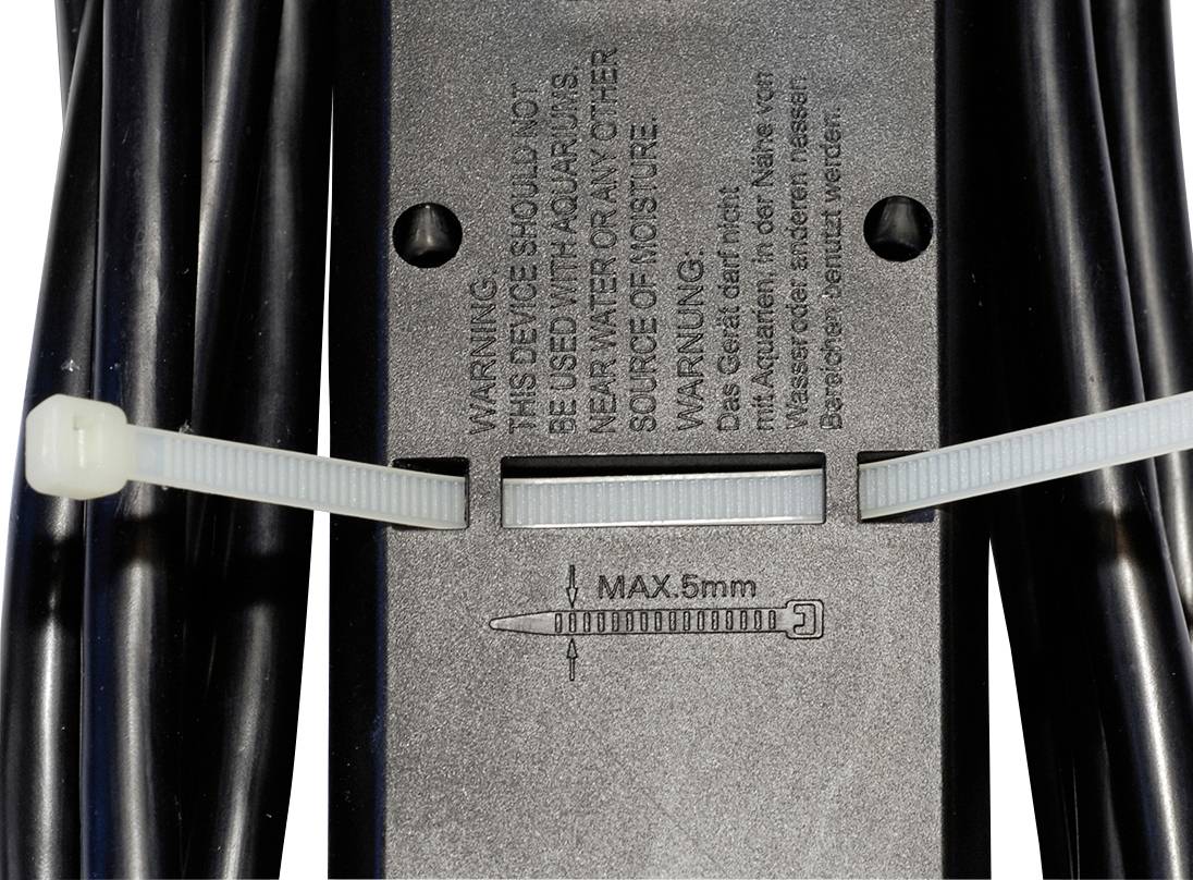 Een kabelbinder omsluit meerdere zwarte kabels aan een kunststofhouder, met markering 'MAX. 5mm' en waarschuwingsinstructies.