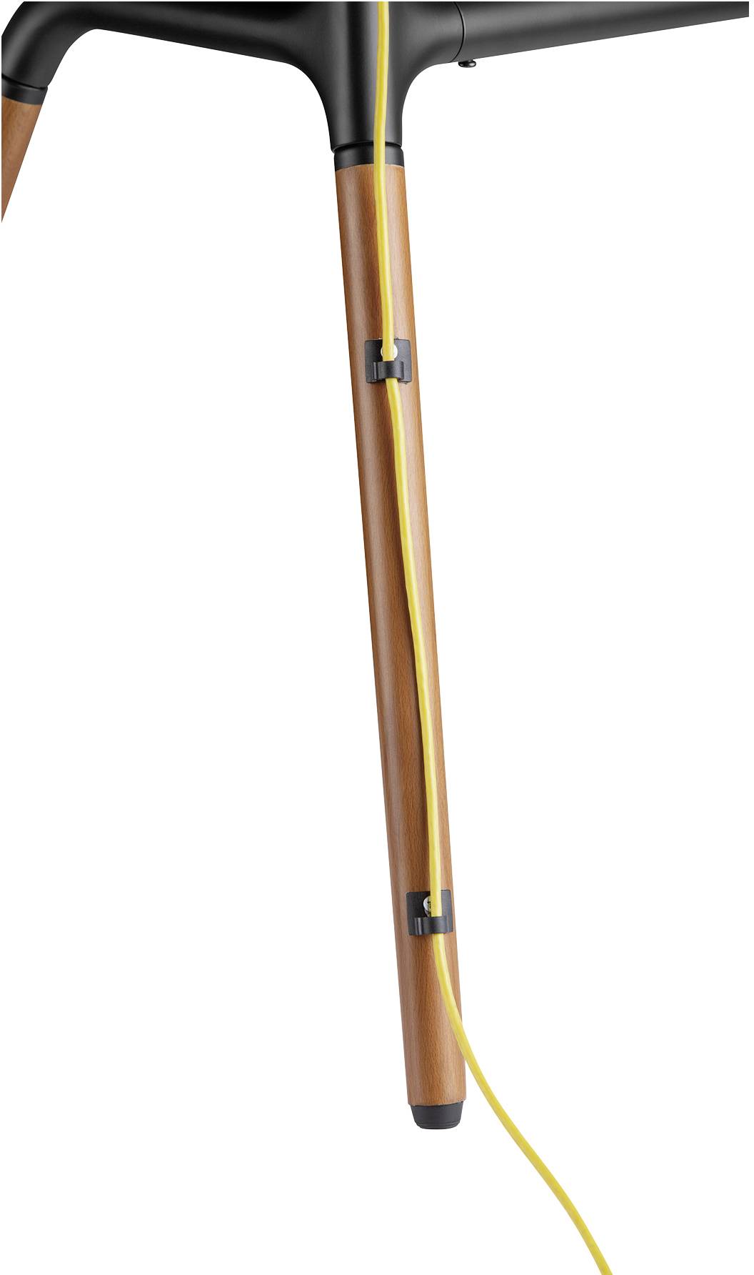 Houten tafellamp met zwarte metalen knop; geel snoer aan de binnenkant bevestigd.
