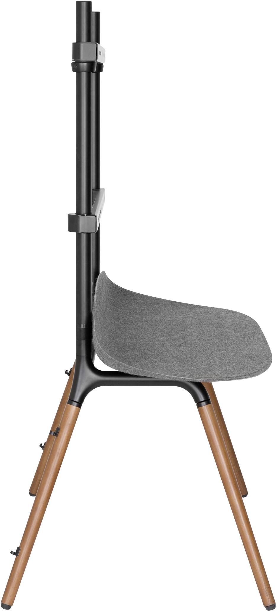 Moderne stoel met grijze zitschaal, zwart metalen frame en bruine houten poten in zijaanzicht.
