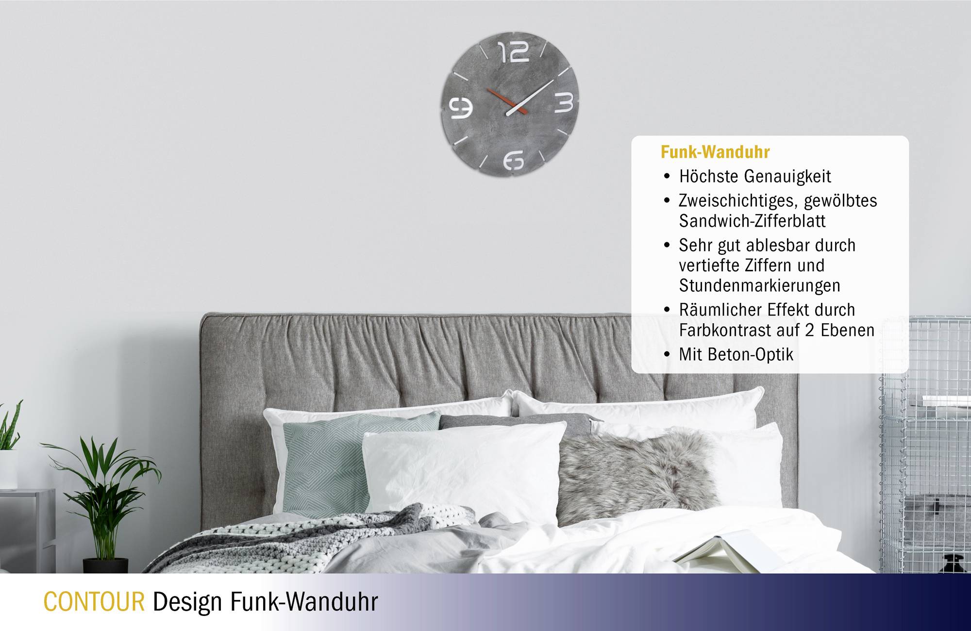 Een slaapkamer met een bed en meerdere kussens. Aan de muur hangt een draadloze wandklok met een betonlook en goed leesbare cijfers.