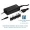 Een zwarte voedingsadapter met kabel en zeven verschillende adapters. Opschrift: '7 universele adapters inbegrepen (holle en stekkeraansluitingen)'.