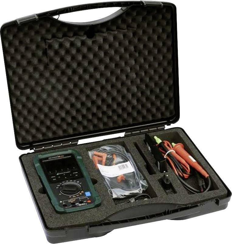 Een open koffer met een multimeter, kabels en aansluitingen. De multimeter rust veilig in een schuimrubberen inleg.