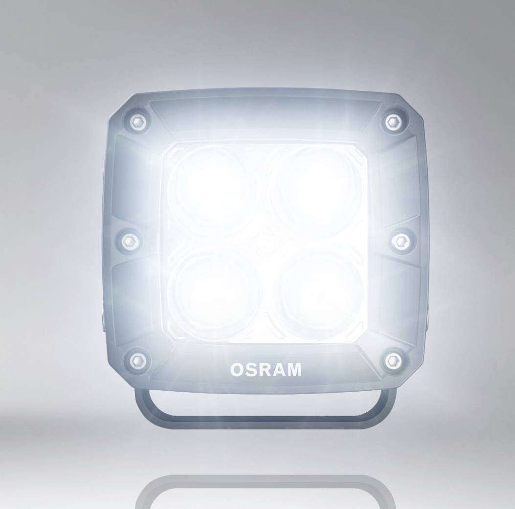 Een vierkante LED-schijnwerper licht helder op. Op de behuizing staat 'OSRAM'.