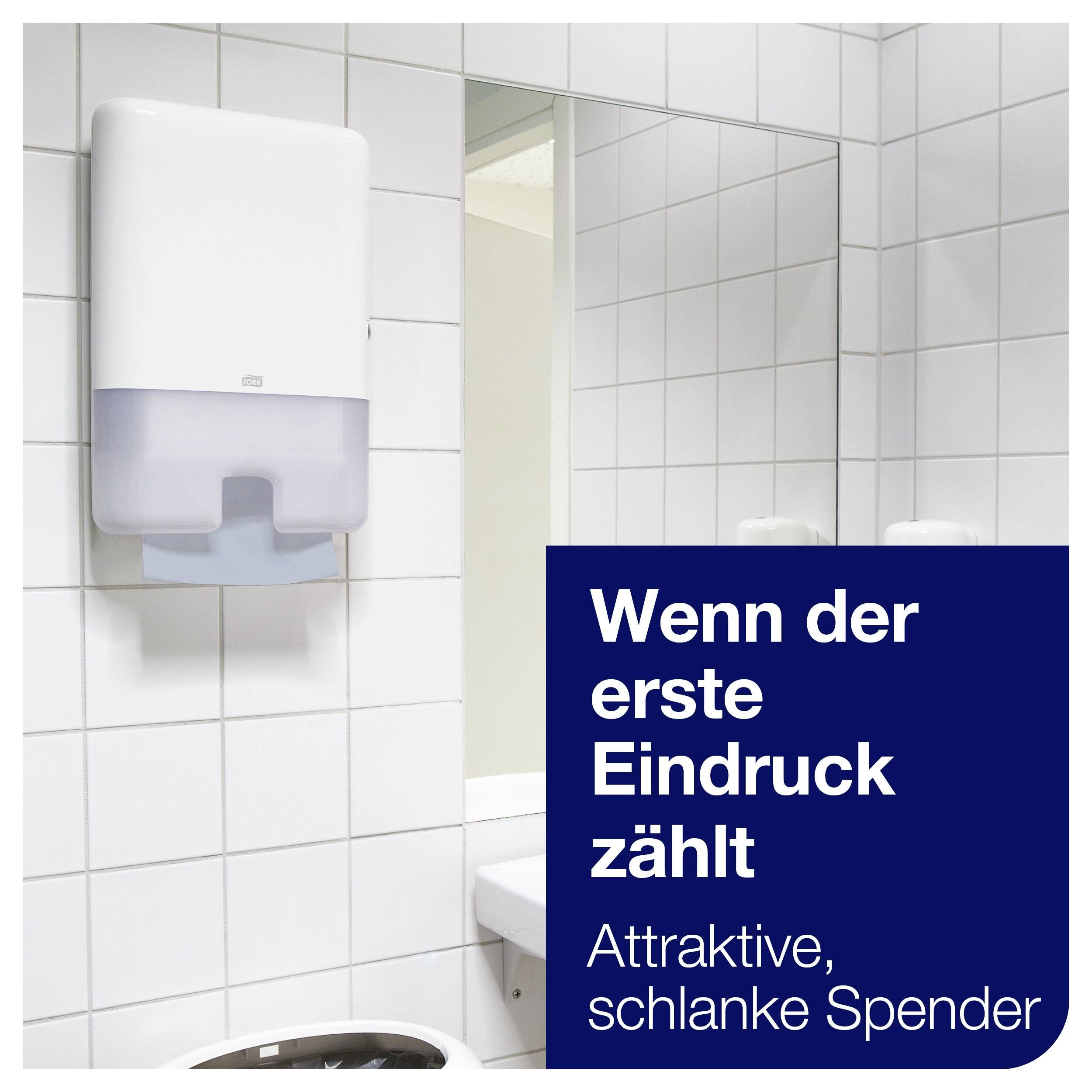 Een zeepdispenser aan een betegelde muur in een badkamer. Tekst: 'Als de eerste indruk telt. Aantrekkelijke, slanke dispensers'.