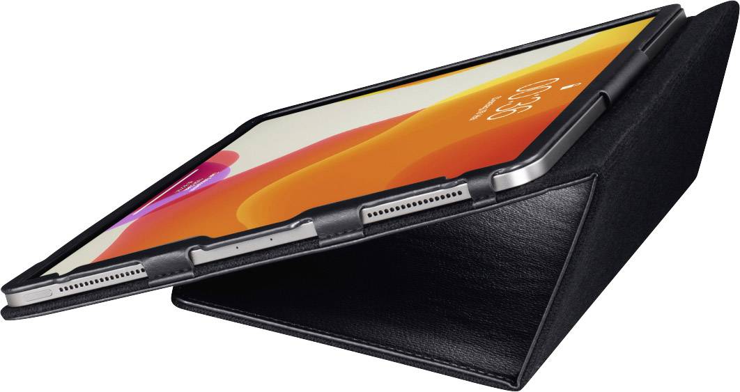 Een tablet in een zwarte hoes, liggend in een opvouwbare standaard, toont een kleurrijk scherm met een zichtbare klok.