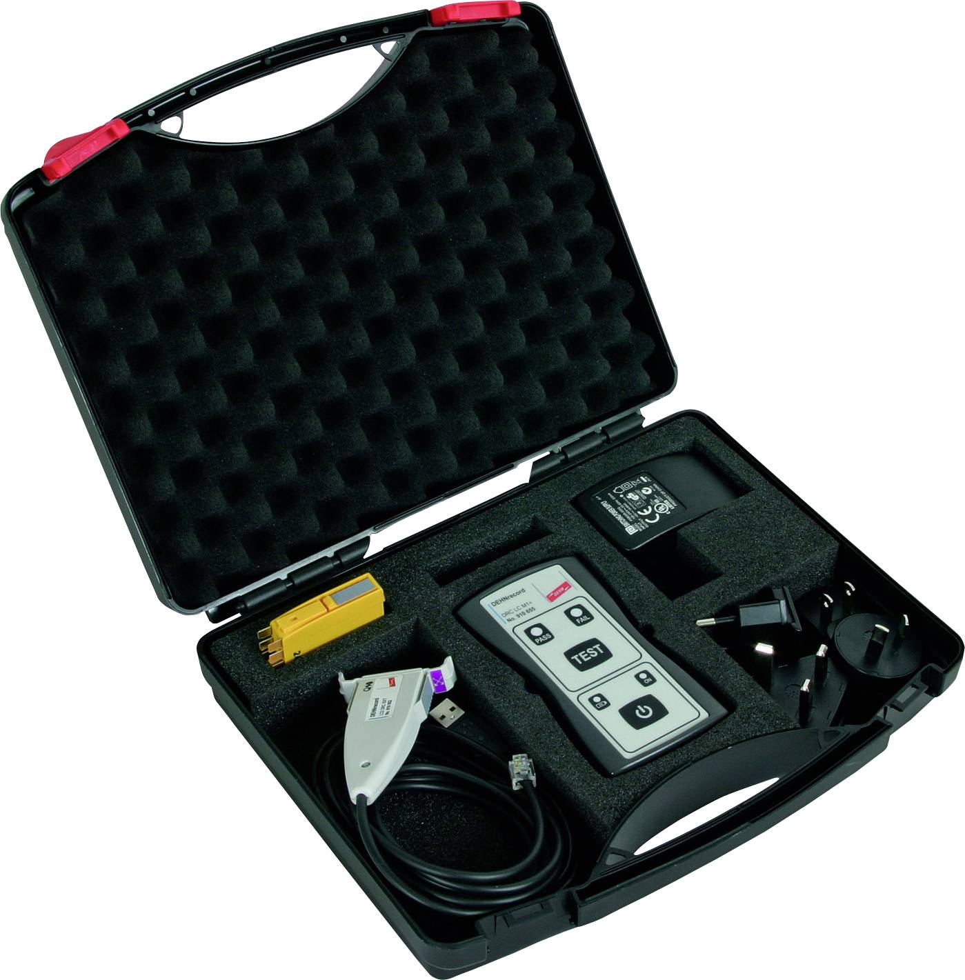 Een open zwarte koffer met schuimstof-demping bevat een elektrisch meetinstrument, toebehoren, kabels en stekeradapters.