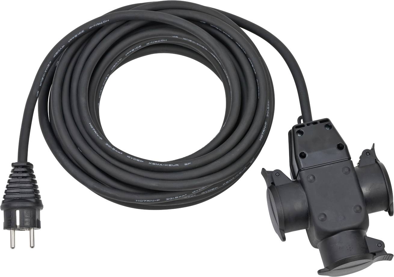 Opgerolde zwarte stroomkabel met een tweepolige stekker en een weerbestendige stopcontactadapter/splitter.