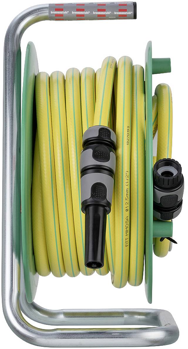 Een geel-groene tuinslang is opgerold op een metalen trommel, met zwarte aansluitstukken aan de uiteinden.