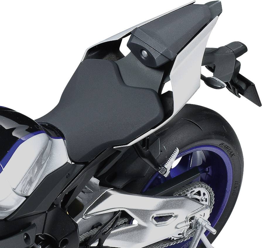 Een motorfiets gezien van achteren en van bovenaf, toont het zadel, het achterwiel en de uitlaat, geaccentueerd door zwarte en blauwe accenten.