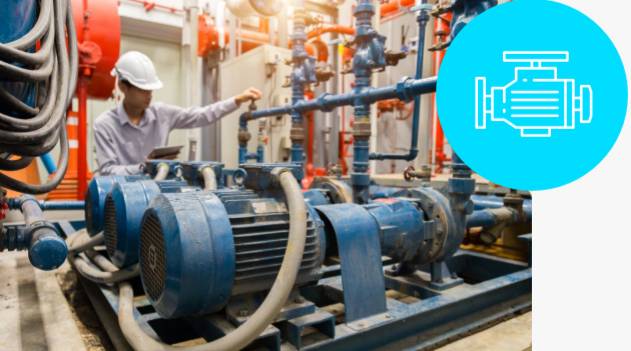 Een ingenieur met helm en tablet inspecteert een industriële installatie met meerdere blauwe pompen. Op de voorgrond een pompensymbool.