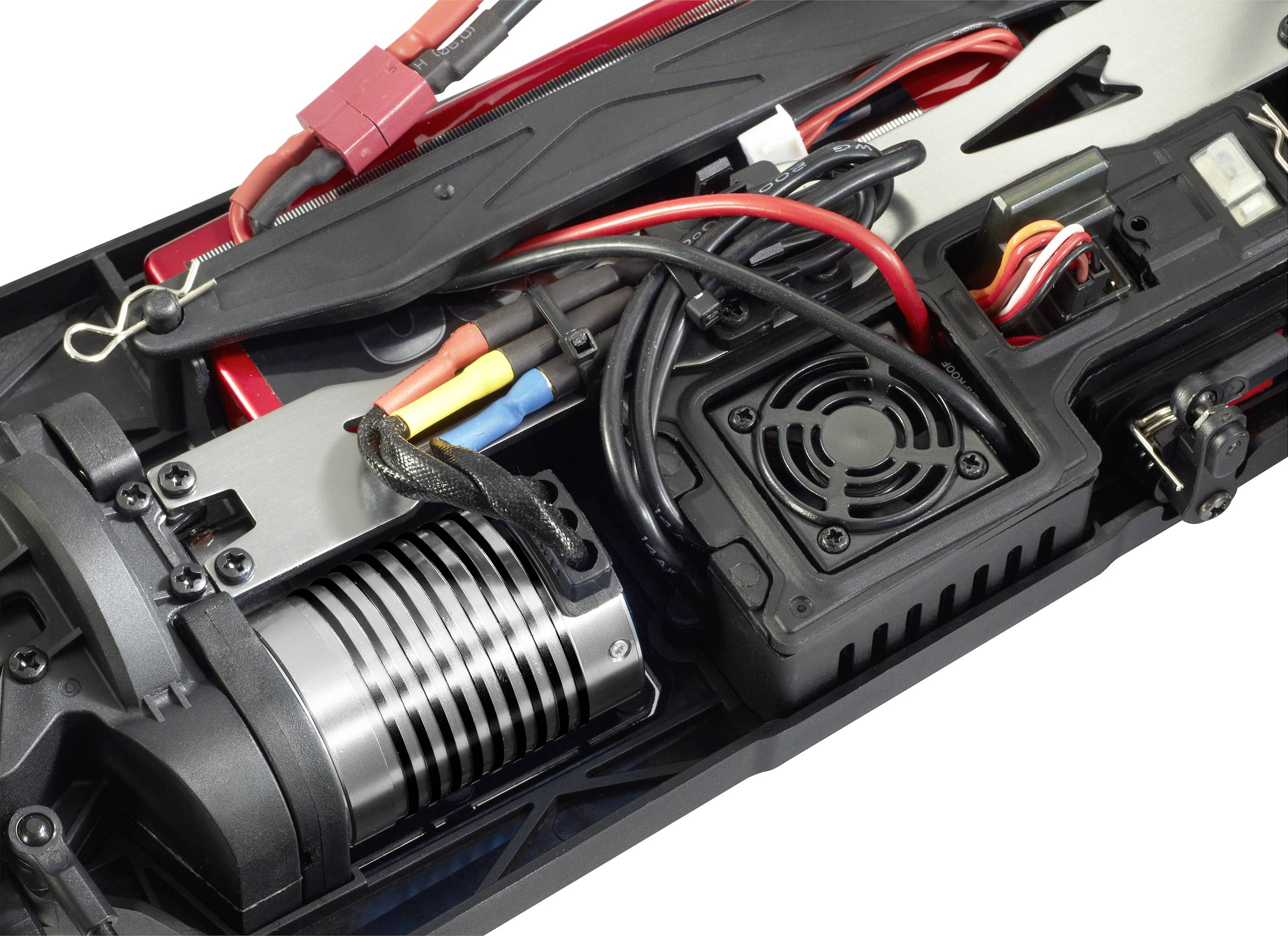 'Close-up van een op afstand bestuurde automodel toont de motor en elektrische kabels in het chassis.'